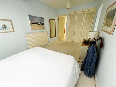 bed 2 ensuite.jpg